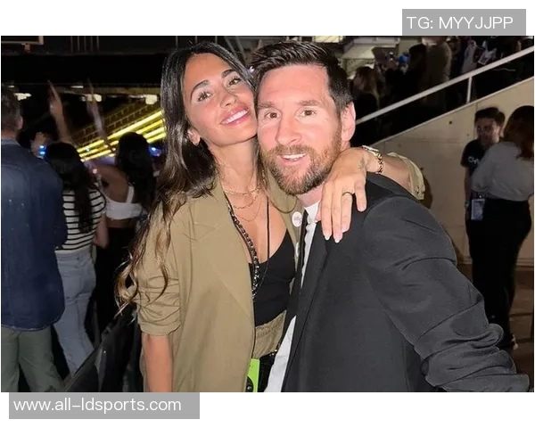 安东内拉社媒分享与梅西甜蜜合影为国家队加油助威