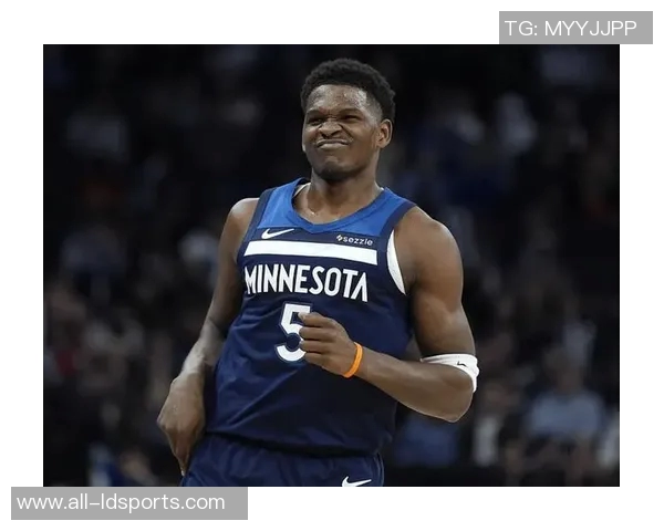 爱德华兹精彩突破拉杆换手上篮展现超强观赏性引发全场欢呼