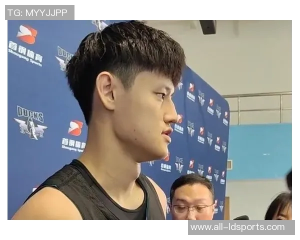 曾凡博突破遭遇压力险些失误及时回传队友化解危机