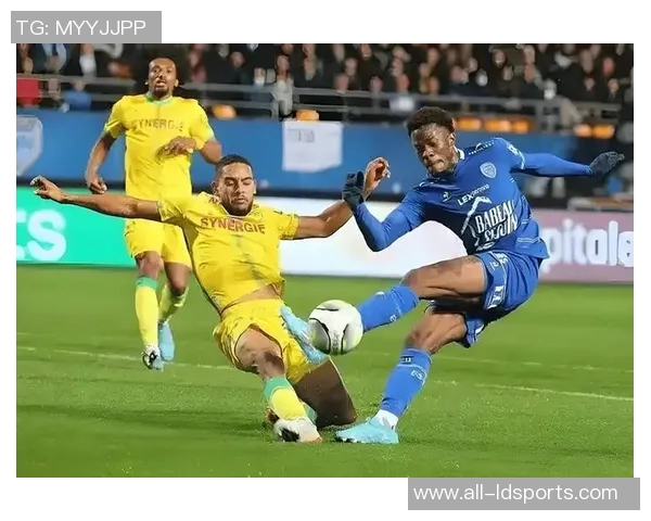 约罗身穿里尔球衣盛装出席里尔对阵巴黎比赛开球仪式