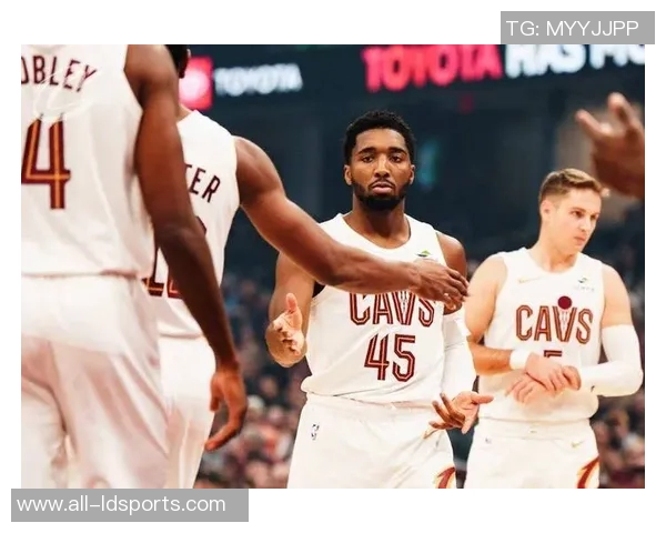 米切尔状态回落遭火箭严防12月前10场场均321分今日仅得16分