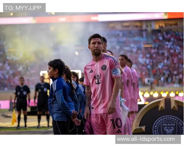 梅西合影时小球员被挤开德保罗出手推开不满插队者